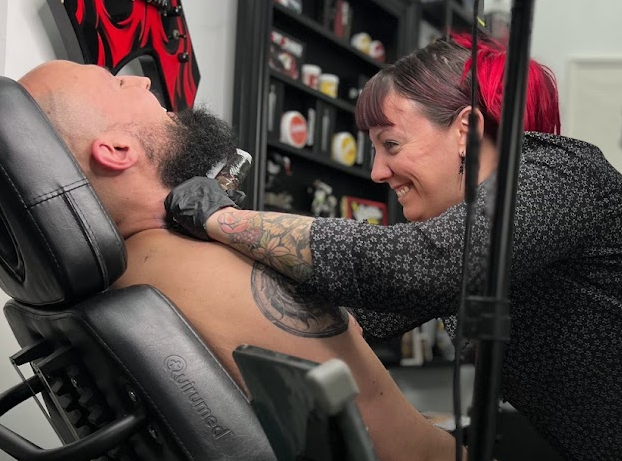 Tattoo artist doing a walk-in tattoo in Málaga studio