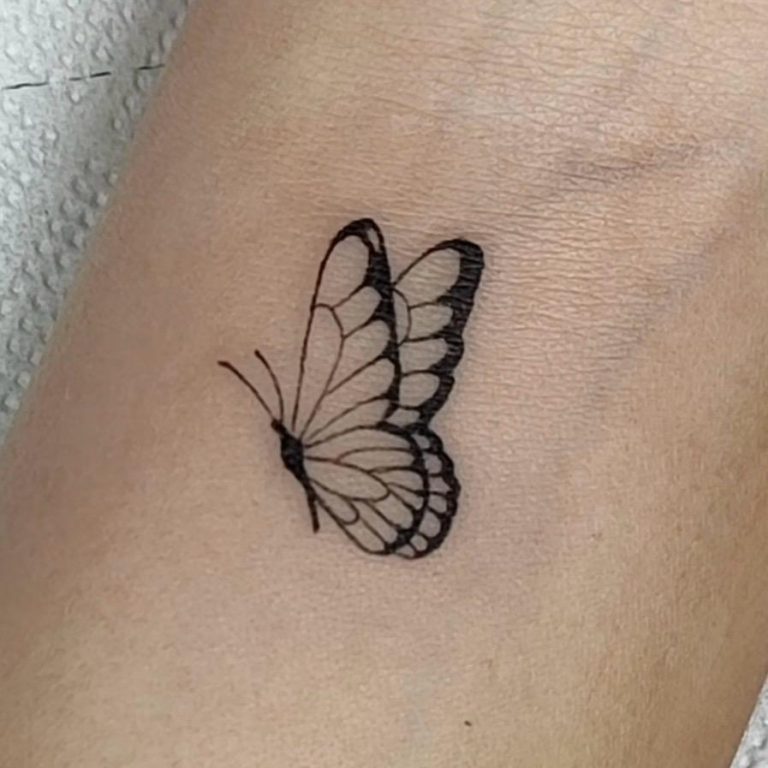 Tiny delicate tattoo design avalible for Walk-ins in Málaga